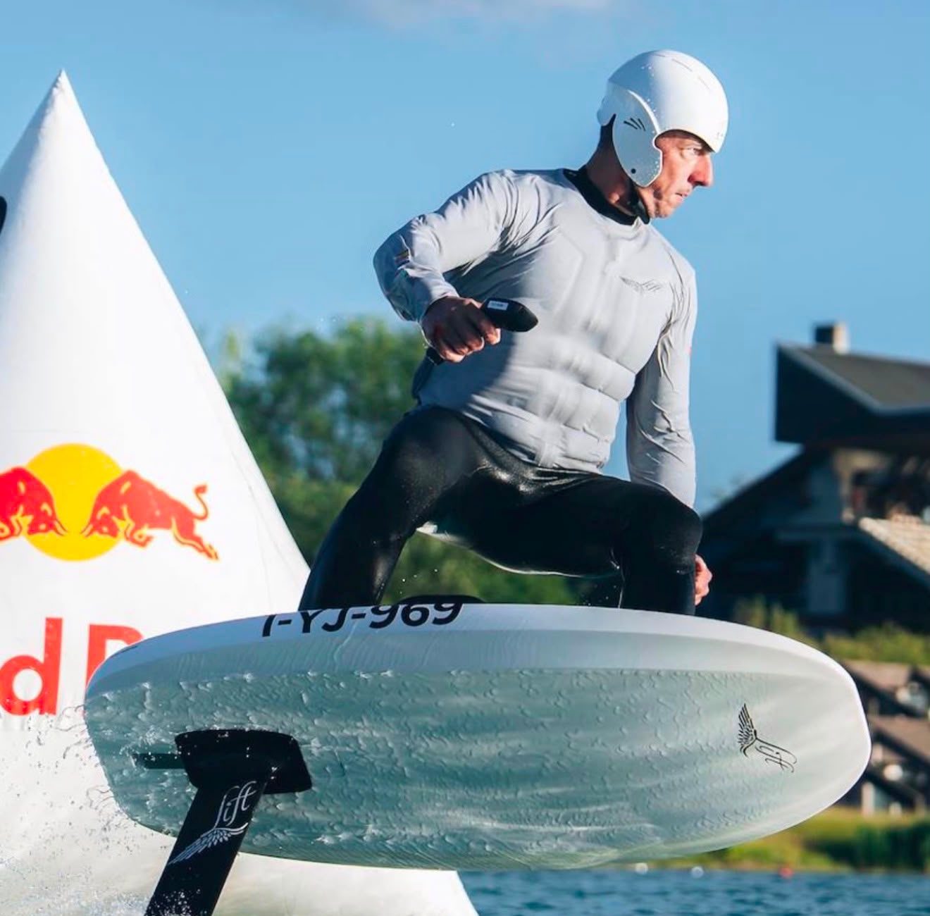 Piet Varkevisser met helm en impactvest rondt een opblaasbare boei, het board hoog boven het water op de foil