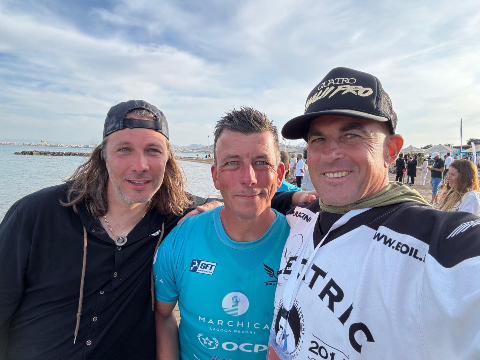 Selfie op het strand van Antti Koskinen, Piet Varkevisser en windsurflegende Kai Katchadourian